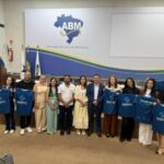 Sob bombas, multidões vão às ruas no Irã em apoio aos palestinos