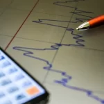 Juros elevados mantêm pressão sobre endividamento das famílias