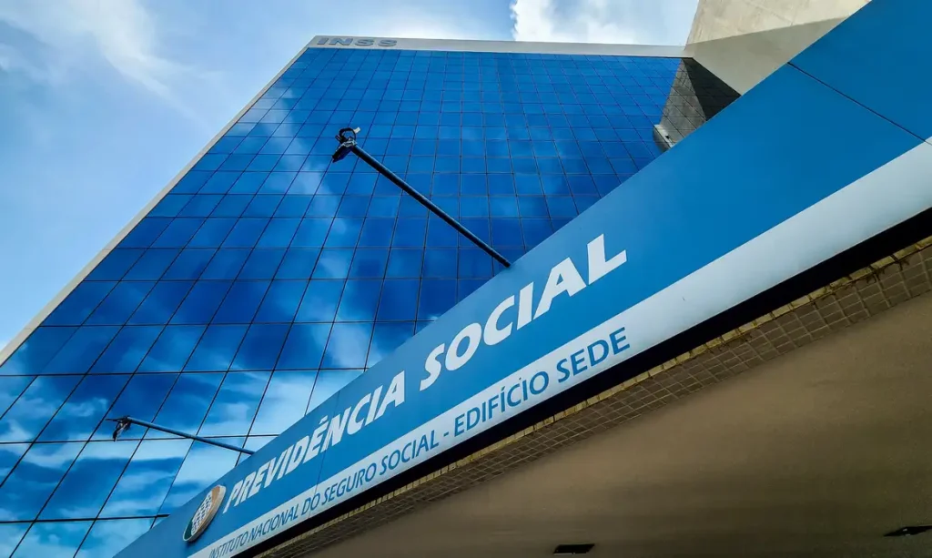 INSS reduz fila em abril com “paliativos” e especialistas alertam para judicialização