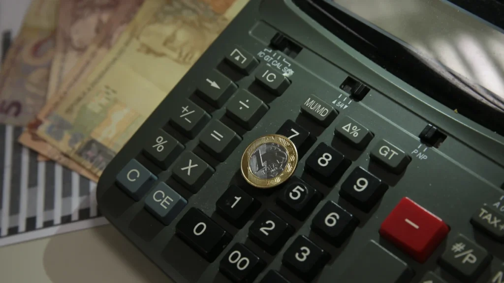 Mesada sem contrapartida melhora desempenho financeiro dos filhos, aponta estudo