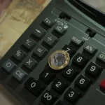 Mesada sem contrapartida melhora desempenho financeiro dos filhos, aponta estudo
