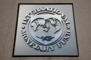 FMI eleva projeção de crescimento global para 3,1% em 2026, mas alerta para riscos